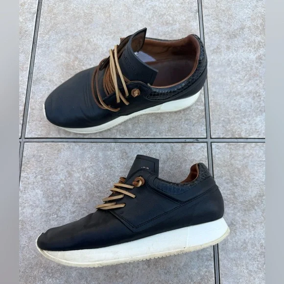 ESSEutESSE black leather sneakers